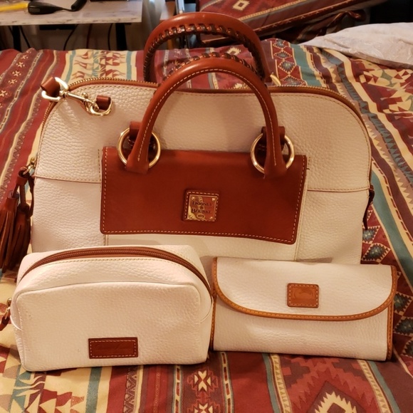 Dooney & Bourke Handbags - Like new Dooney & Bourke purse with accessories